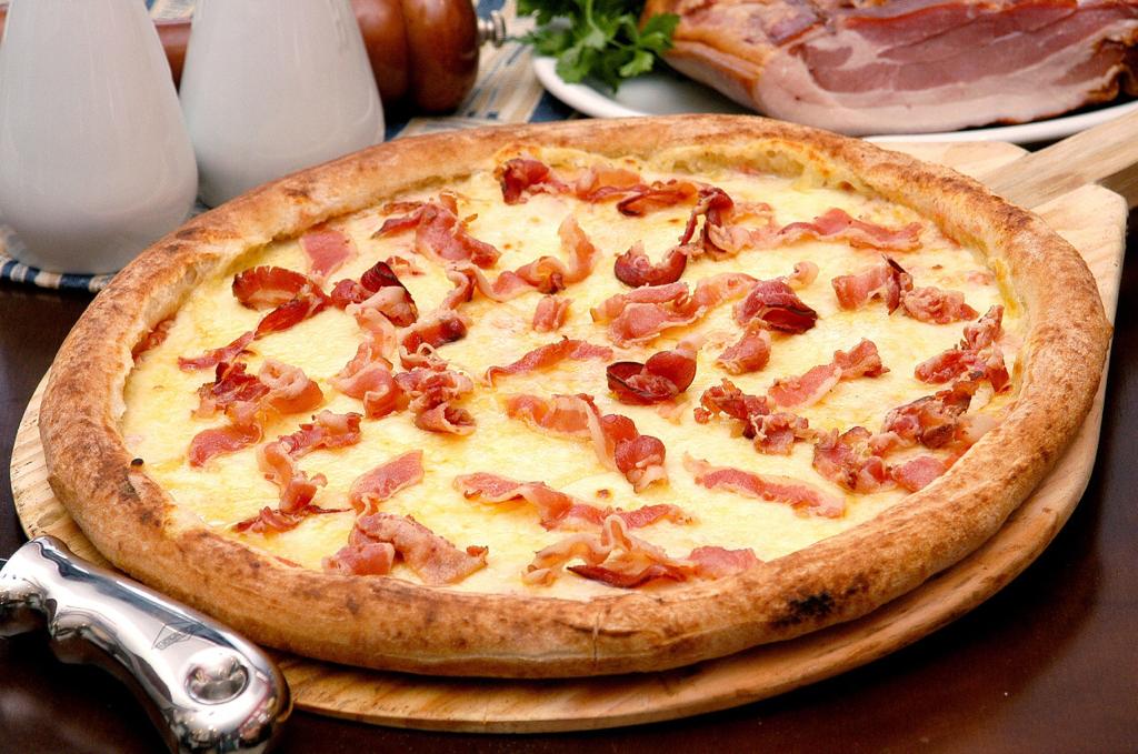 Pizza com bacon da Pizzaria Família Lima