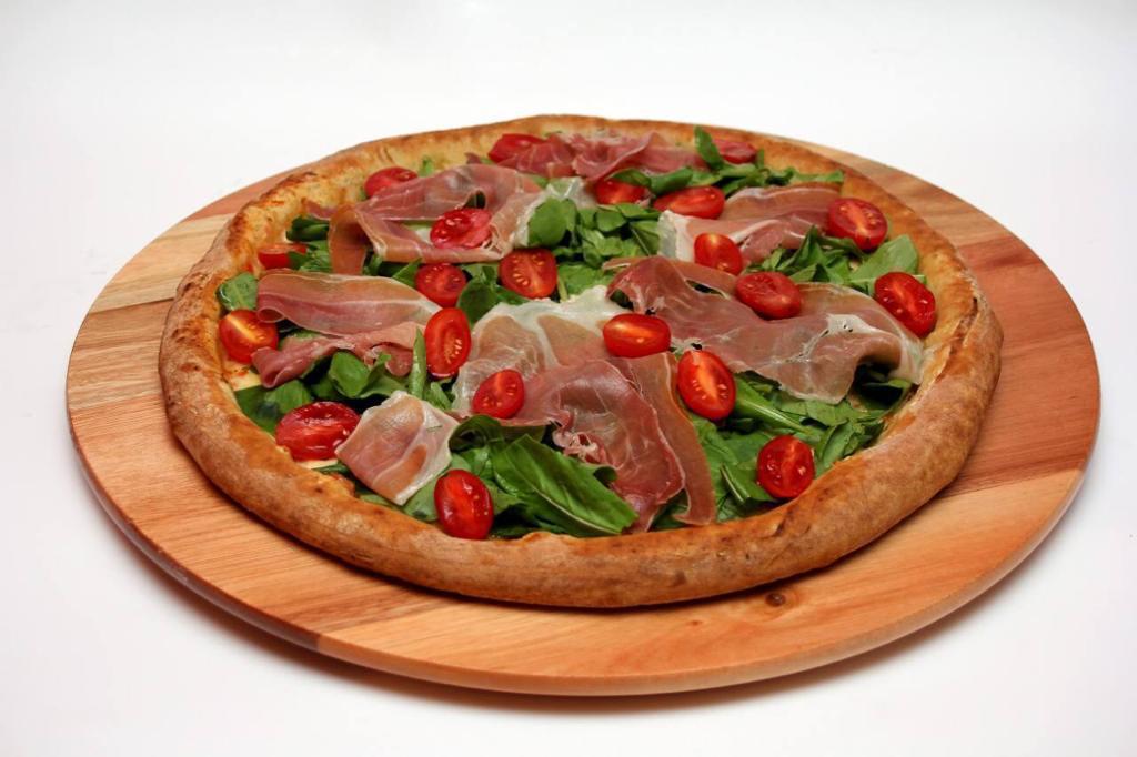 Pizza com presunto, rúcula e tomate-cereja